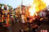 2011年7月25日，印度海德拉巴，民众欢庆“奉食节”。“奉食节”（Bonalu festival）是印度特朗阿拉地区的一个印度教民间节日，Bonalu意为“奉食”，是奉献祭品予母神的一种仪式，每年七八月间举行。
