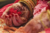 虽然印度的男人比女人多4000万，但是印度女人还是难以出嫁。因为按照印度的婚姻习俗，是由女方向男方提供嫁妆，嫁妆的多少决定了新娘在夫家的地位。嫁妆的价码水涨船高，婚礼的奢华程度与日俱增，越来越多的印度美女不能出嫁。