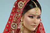 虽然印度的男人比女人多4000万，但是印度女人还是难以出嫁。因为按照印度的婚姻习俗，是由女方向男方提供嫁妆，嫁妆的多少决定了新娘在夫家的地位。嫁妆的价码水涨船高，婚礼的奢华程度与日俱增，越来越多的印度美女不能出嫁。