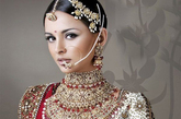 而婚纱的款式和颜色则呈地域性特点。多数地区的婚纱还是以镶有金边的红、白“纱丽”为主。不过和中国一样，印度婚纱而今也有了很大变化，具有印度风格的“纱丽”更为时尚、潮流。