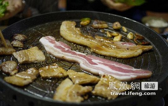 实拍韩国人最爱吃的美食 烤五花肉