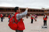 上海玉佛寺的护法居士十分珍惜参访布达拉宫的机会，纷纷拍照留念。（图片来源：凤凰网华人佛教 摄影：丹珍旺姆）