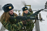 俄罗斯军装美女选美。选美内容包括各种军事技能测试。