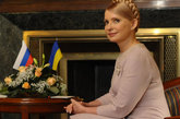 乌克兰前总理季莫申科虽然最近深陷受贿丑闻之中，但在她当政时期，她的一举一动都备受瞩目。
标志性的麻花辫盘发和精致的衣着，就像一朵盛开的鲜花。和泰国女总理不同，她多偏爱柔美的色调，例如
乳白，粉红。而剪裁上她则偏好裙装搭配高跟鞋，更能突显她的女性气质。