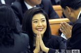 泰国最新女总理姣好的容貌和甜美的微笑，一出现就吸引了所有人的目光。她的穿衣风格十分的帅气利落。
经常以黑白灰和蓝色套装出现。相反这些深沉色调的套装更能突显她的美貌。