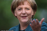德国女总理默克尔则要随意的多，更像一位邻家大妈，充满了亲切感。她经常选择同色调的西装配西裤。
例如黑色，枣红色和蓝色，都是她的最爱。也许这种不修边幅反而成为了她的特色之一。