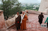 觉醒法师与西藏佛教协会领导在布达拉宫合影。（图片来源：凤凰网华人佛教 摄影：丹珍旺姆）