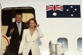 澳大利亚女总理吉拉德的穿衣十分大气。多以欧范为主，简洁剪裁的风衣，利落的裤装都是她的最爱。
同是吉拉德也十分注重饰品的选择，例如高贵典雅的单颗珍珠耳环等等。都突显出她的贵族气质。