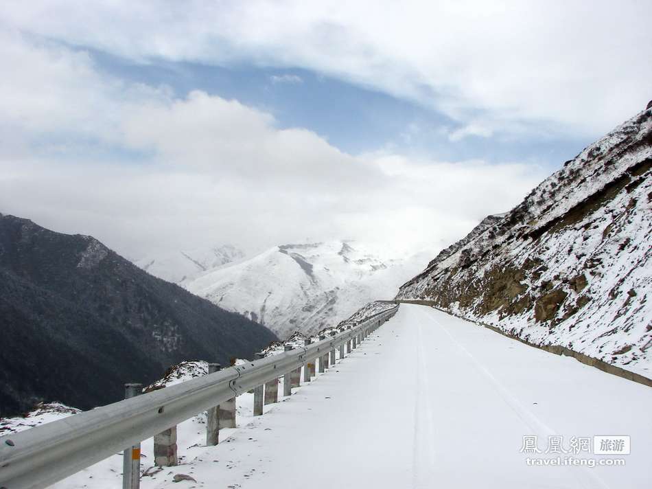 春登四姑娘山 高山草甸中感受淡淡绿意