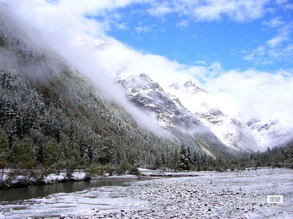 春登四姑娘山 高山草甸中感受淡淡绿意