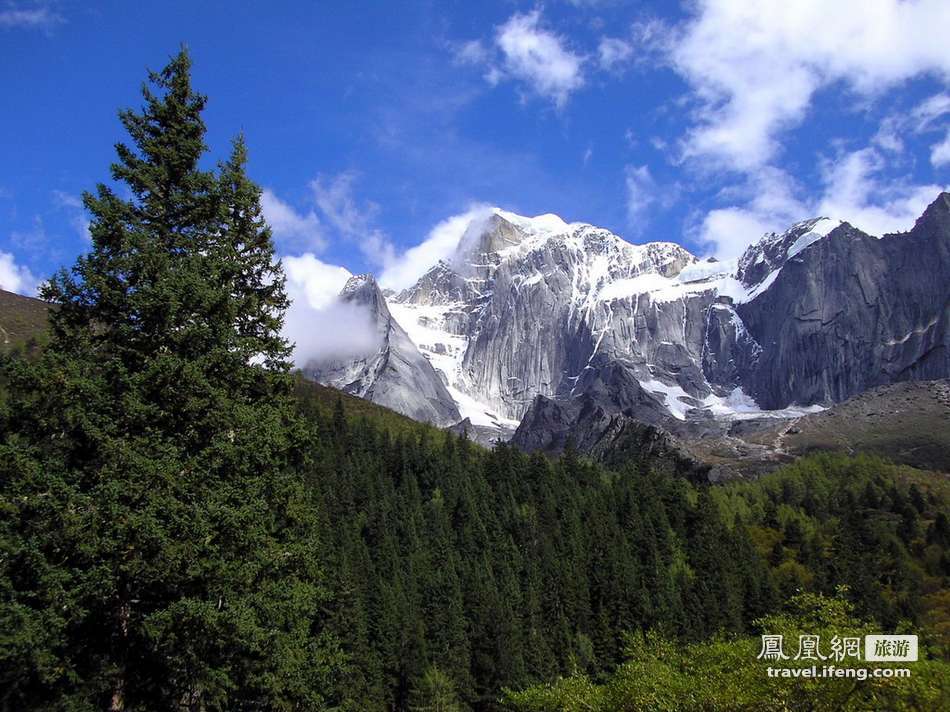 春登四姑娘山 高山草甸中感受淡淡绿意