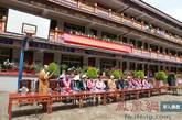 2011年8月4日，上海玉佛寺“雪域•慈爱之旅”在拉萨德吉孤儿院举行了慈善捐赠仪式。（图片来源：凤凰网华人佛教  摄影：丹珍旺姆）