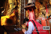 上海玉佛寺的居士虔诚拜佛。（图片来源：凤凰网华人佛教 摄影：丹珍旺姆）