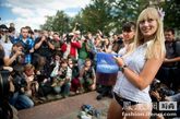 当地时间2011年8月4日，俄罗斯莫斯科，梅德韦杰夫的美女支持者参加快闪行动，女孩们要求围观者把手中的啤酒倒在桶里，当桶里的啤酒到达一定的标记时，女孩就要脱一件衣服，以此为总统最近签署的禁酒令做宣传。