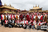 参加慈爱之旅的上海玉佛寺全体团员在大昭寺合影留念。（图片来源：凤凰网华人佛教 摄影：丹珍旺姆）