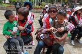 爱心人士与孤儿院的孩子们亲切交流（图片来源：凤凰网华人佛教  摄影：丹珍旺姆）