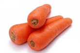 四、胡萝卜。胡萝卜含大量的维生素B1、B2、B12、咽酸，它被称为红色的金花。妈妈在宝宝的菜肴里每天加入100克的胡萝卜，宝宝不但可以长个子还可以预防口腔溃疡等。（资料图）
