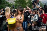 当地时间2011年8月4日，俄罗斯莫斯科，梅德韦杰夫的美女支持者参加快闪行动，女孩们要求围观者把手中的啤酒倒在桶里，当桶里的啤酒到达一定的标记时，女孩就要脱一件衣服，以此为总统最近签署的禁酒令做宣传。