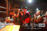 上海玉佛寺的法师居士合十拜佛。（图片来源：凤凰网华人佛教 摄影：丹珍旺姆）