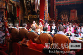 大昭寺大殿响起了汉传佛教的传统梵呗。（图片来源：凤凰网华人佛教 摄影：丹珍旺姆）