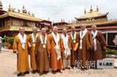参加慈爱之旅的上海玉佛寺法师在大昭寺合影留念。（图片来源：凤凰网华人佛教 摄影：丹珍旺姆）