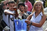 2011年8月4日，俄罗斯莫斯科，俄罗斯总统梅德韦杰夫的拥趸在莫斯科脱衣支持那些停止喝啤酒的人。这些女孩让路过的行人将手中的啤酒倒进一个水桶中，当啤酒倒到桶里一定位置时她们就脱去一件身上的衣服，直到只剩下比基尼。 