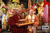 觉醒法师向色拉寺赠送礼品。（图片来源：凤凰网华人佛教 摄影：丹珍旺姆）