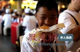 第一次吃肯德基的喜悦（图片来源：凤凰网华人佛教  摄影：丹珍旺姆）