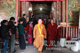 觉醒法师参访色拉寺。（图片来源：凤凰网华人佛教 摄影：丹珍旺姆）