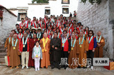 2011年8月4日上午，“雪域•慈爱之旅”全体团员参访藏传佛教格鲁派六大主寺之一色拉寺。（图片来源：凤凰网华人佛教 摄影：丹珍旺姆）