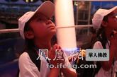 孩子们在世博园台湾馆点起一盏盏心灯（图片来源：凤凰网华人佛教  摄影：丹珍旺姆）