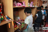 德吉孤儿院的孩子们同所有的孩子一样，有一个玩具梦（图片来源：凤凰网华人佛教  摄影：丹珍旺姆）