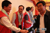 西藏自治区统战部、西藏佛协等部门的领导参加了会见，并与上海玉佛寺赴藏人员亲切交流（图片来源：凤凰网华人佛教  摄影：丹珍旺姆）
