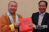 齐扎拉部长向上海玉佛禅寺赠送礼品。（图片来源：凤凰网华人佛教  摄影：丹珍旺姆）