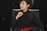 徐春妮
一袭黑色连衣裙搭配红色鳄鱼皮纹腰封让我们喜爱的北京电视台当家花旦春妮看起来高调强势，干练的职业女性感觉尽显。
