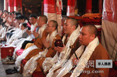 上海玉佛寺的法师们如法如律唱诵经文。（图片来源：凤凰网华人佛教 摄影：丹珍旺姆）