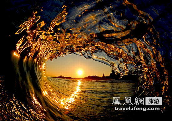 艺高人胆大 冲浪摄影师追拍海浪内部壮观景象