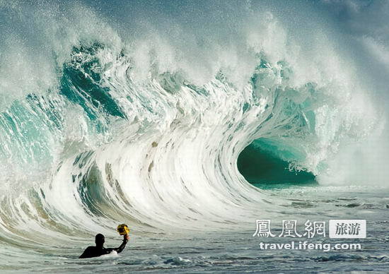 艺高人胆大 冲浪摄影师追拍海浪内部壮观景象