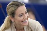 意大利前女议员.2009年7月14日，法国斯特拉斯堡，新当选的意大利籍欧洲议会议员芭芭拉·马特拉出席第七届欧洲议会首次全体会议。马特拉是意大利总理贝卢斯科尼麾下冲击欧洲议会的“美女军团”中唯一成功的候选人，曾参加意大利小姐选美,后来在电视台当女主持人，参演过一些肥皂剧，在意大利知名度颇高。