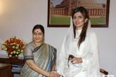 巴基斯坦“美女部长”到访惊艳印度.美女部长身穿白色服装头戴白色头纱显得非常唯美动人。