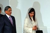 巴基斯坦“美女部长”到访惊艳印度.美女部长身穿白色服装头戴白色头纱显得非常唯美动人。
