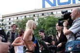 脱衣支持禁酒令的活动，引起全球记者的关注。
