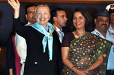 美国国务卿希拉里当晚率代表团抵达新德里，开始对印度进行为期3天的访问。访印期间，希拉里将出席第二届印美战略对话，并同印度总理辛格等印度官员就印美关系等一系列问题展开讨论。