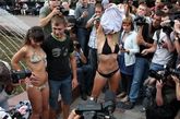 8月4日，“梅德韦杰夫——我们的总统”组织女成员在莫斯科街头以脱衣的方式支持梅德韦杰夫的戒酒令。
