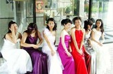 据说有这样的相亲旅行团，6天的行程，至少安排中国过去的王老五们，在胡志明市见到300位姑娘。300位美不胜收的女子一一见过，估计会让王老五们挑花眼吧。

