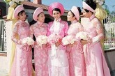 在越南，女人地位普遍不高。一个主要的原因是，男女比例失调。3：5或2：5。这就让男人很抢手。
