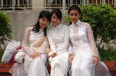 越南姑娘的美和温柔，是很受一些有钱有闲的中国男人青睐的。有想嫁的，有想娶的，自然就会出现给他们搭桥的。
