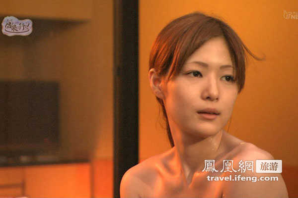 日本推销景点新手段 直播女主播裸泡温泉