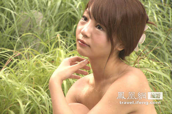 日本推销景点新手段 直播女主播裸泡温泉