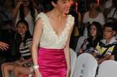 刘亦菲近日身穿深V配裹身亮色小短裙，展现自己的性感“事业线”，秀出完美身材。